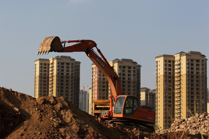 An excavator works at a construction site in Kunming, Southwest China's Yunnan province, April 14. Photo: VCG