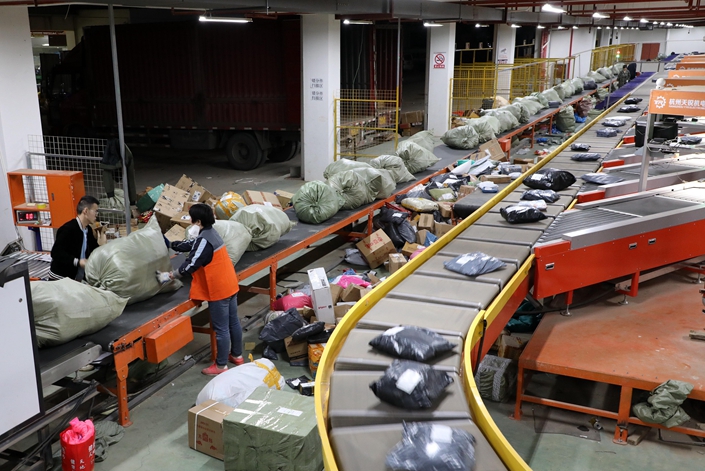 Workers sort parcels at a warehouse in Jiujiang, East China's Jiangxi province, on Nov. 13. Photo: VCG