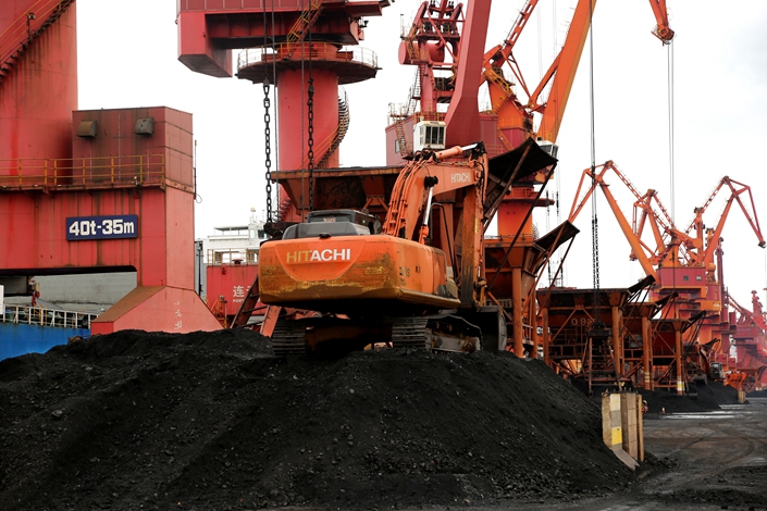 Thermal coal gets unloaded at Lianyungang, East China's Jiangsu province, on Nov. 17. Photo: VCG