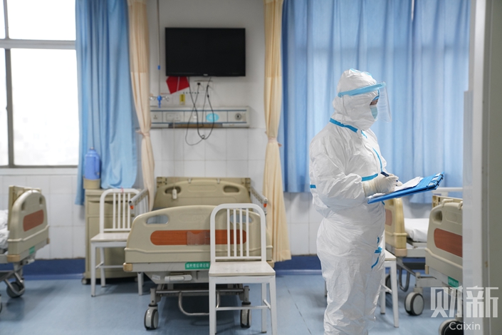 The new policy triages patients with severe cases of the disease to ensure they are admitted to designated coronavirus specialist hospitals first. Photo: Ding Gang/Caixin
