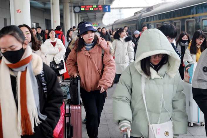 College students prepare to board a train in East China's Anhui province on Jan. 9. Photo: VCG