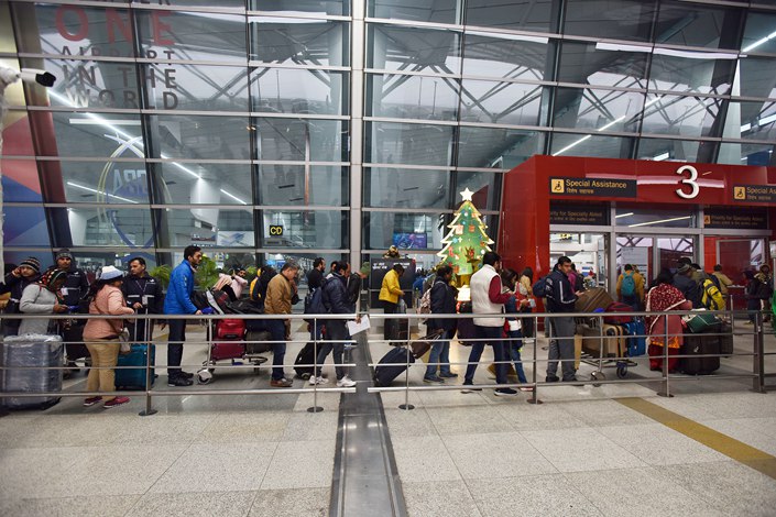 Passengers line up to enter Terminal 3 of Indira Gandhi International Airport in New Delhi on Dec. 31. Photo: IC Photo