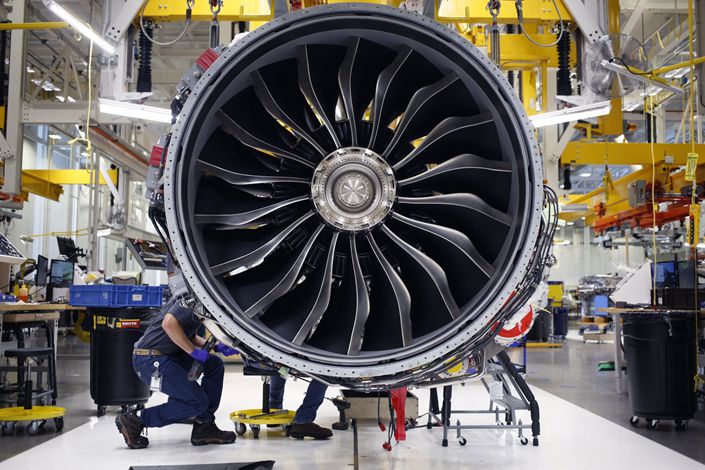 General Electric Co. employees work to assemble a LEAP jet engine at the GE Aviation assembly plant in Lafayette, Indiana, on July 19, 2019. Photo: Bloomberg