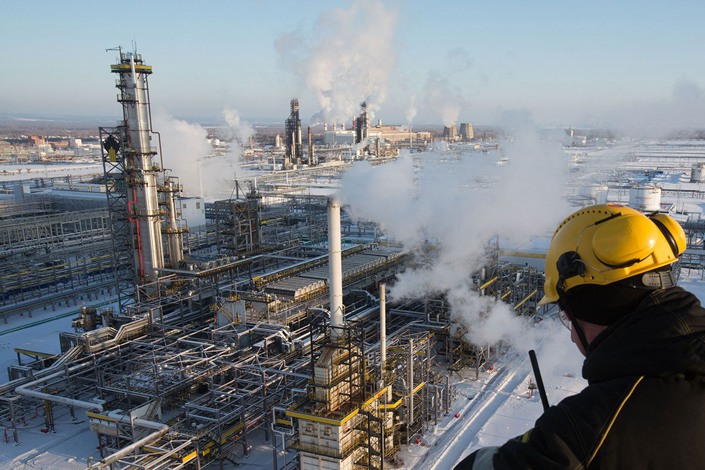 A worker overlooks the low-temperature isomerization unit at the Novokuibyshevsk oil refinery plant, operated by Rosneft PJSC, in Novokuibyshevsk, Russia. Photo: Bloomberg