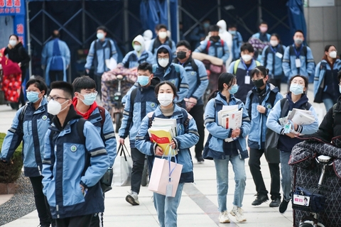 2020年3月30日，江苏淮安，清江中学学生有序体检进入校园。当日，江苏省高三和初三年级开学复课。图/人民视觉