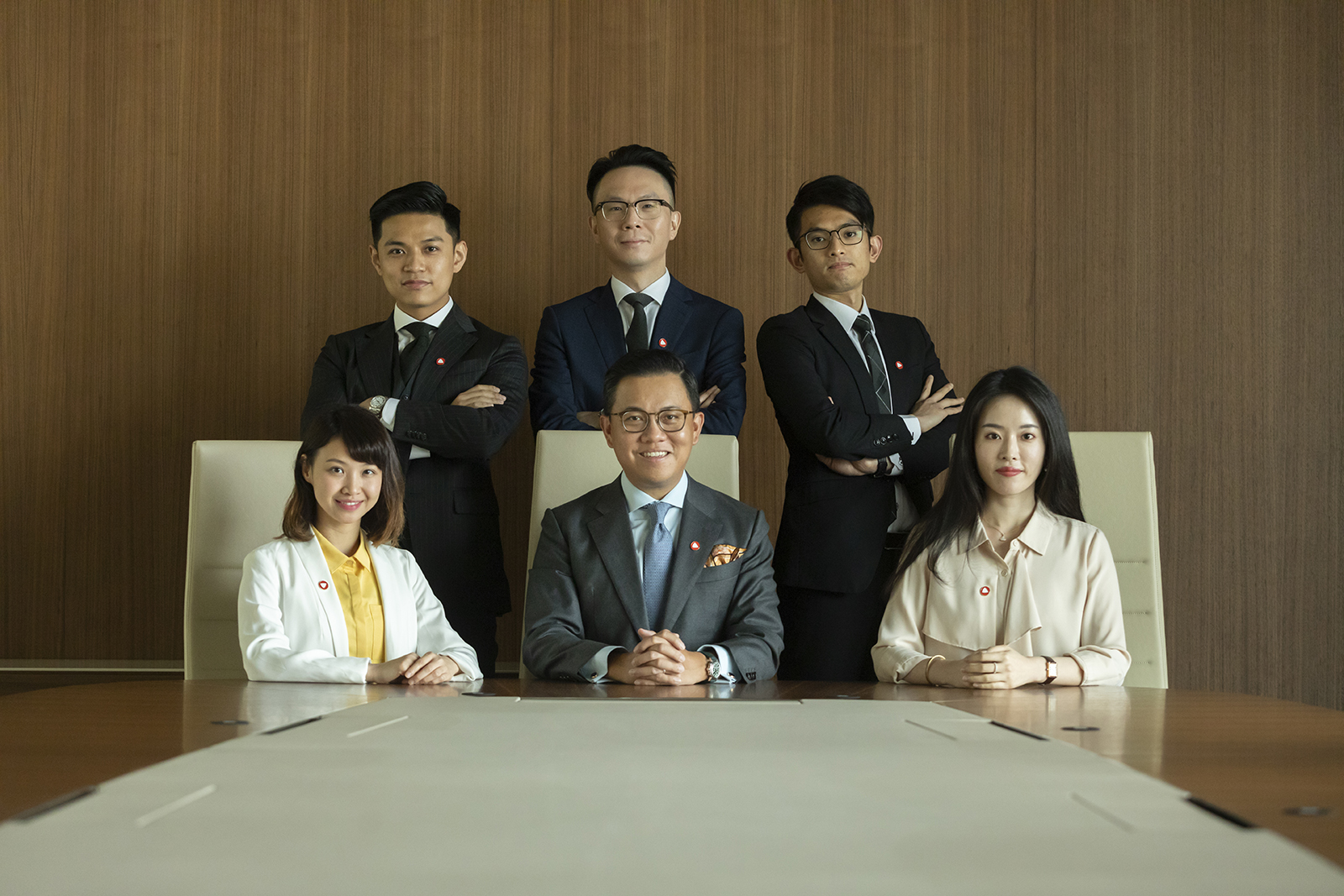 卓佳香港首席执行官温佩麟（中）与其IPO和股份登记及发行人团队