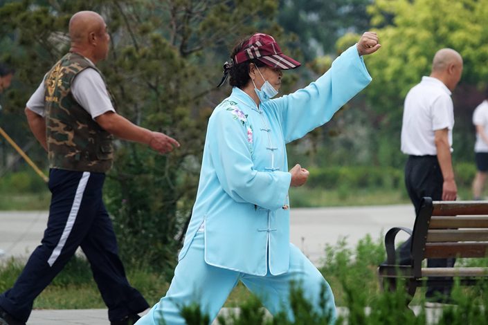 Seniors exercise on Thursday in Dalian, Northeast China’s Liaoning Province.
