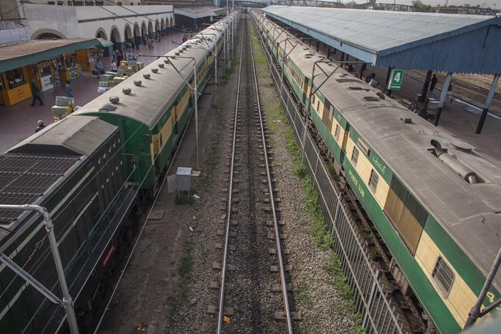 A Green Line Express train, operated by Pakistan Railways between Islamabad and Karachi, sits at a platform, left, next to a standard economy class train at Rawalpindi railway station in Rawalpind, Pakistan, on Feb. 22, 2018. Photo: Bloomberg