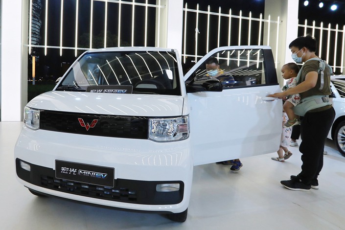 Consumers check out a Mini EV on Aug. 8 in Zhengzhou, Central China's Henan province.