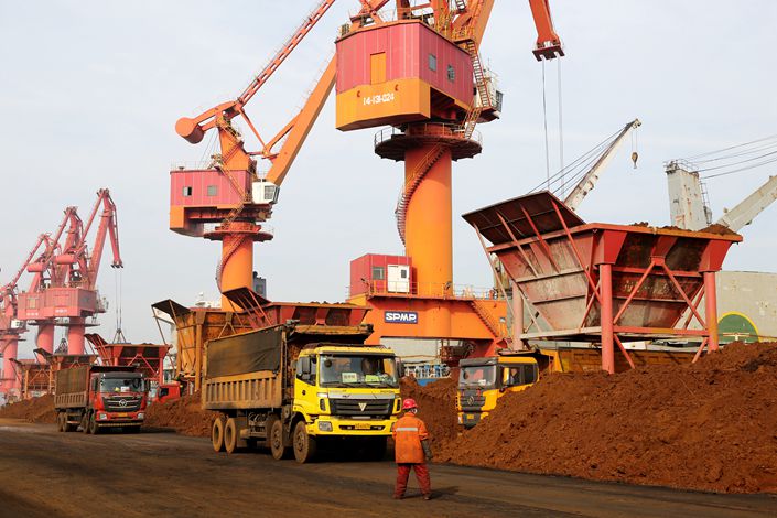 A ship unloads imported iron ore at the Lianyungang Iron Ore Terminal in Lianyungang, East China's Jiangsu Province, Oct. 27, 2019.