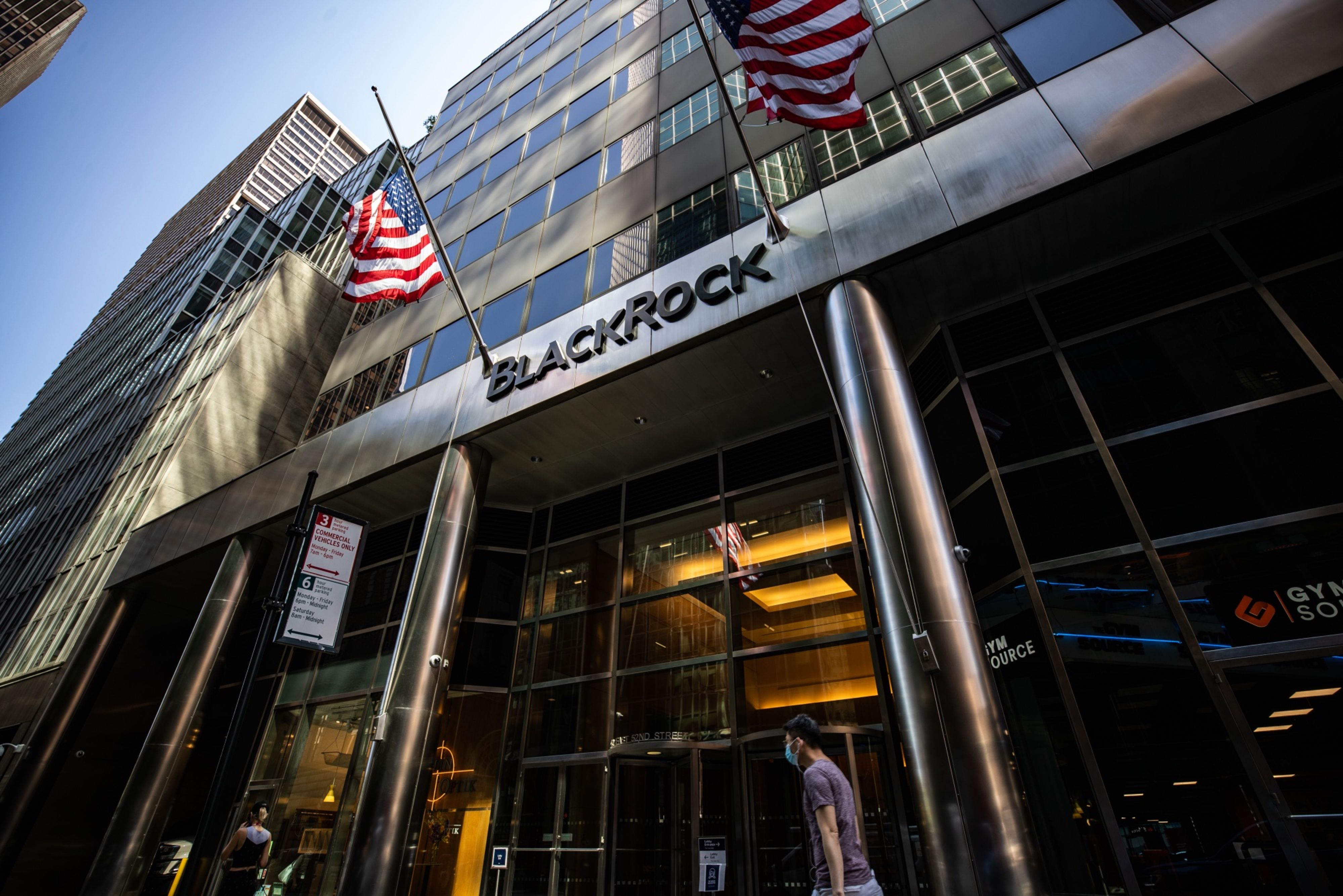 Pedestrians wearing protective masks walk past BlackRock Inc. headquarters in New York. Photo: Bloomberg