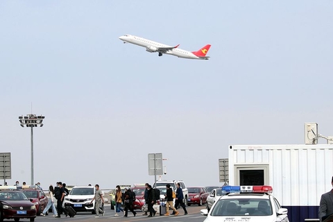 2020年9月20日，客机在新疆乌鲁木齐国际机场起飞。 9月以来，在严格落实疫情防控措施前提下，乌鲁木齐国际机场陆续新开、恢复多条出疆航线，方便旅客出行。图/人民视觉