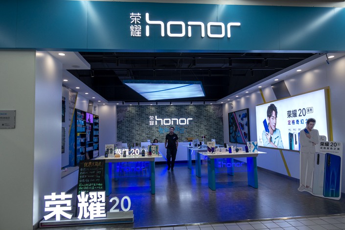 Honor brand. Honor (бренд). Бренд хонор картинки. Работники Хуавей в Шэньчжэне. Honor (бренд) производители электроники Китая.