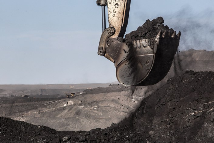 An excavator scoops up coal in an open pit at the Tavan Tolgoi coal deposit in Tsogtsetsii, Ömnögovi province, Mongolia, on Sept. 24, 2018. Photo: Bloomberg