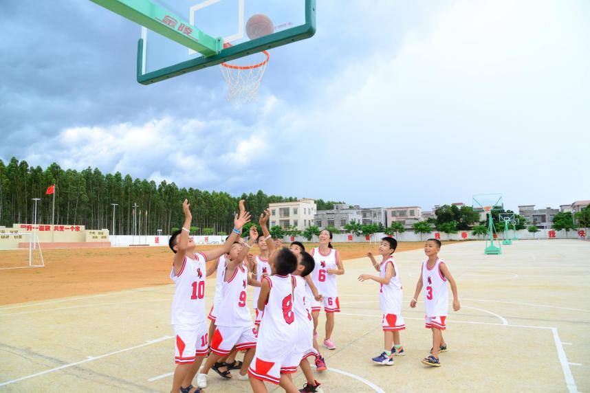 图6：广州分行篮球特色帮扶，上一堂精彩的篮球课