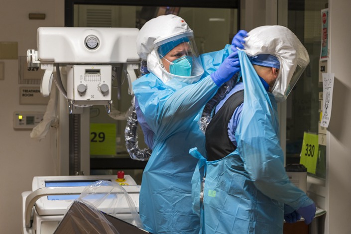Healthcare workers dress in personal protective equipment at the Covid-19 Intensive Care Unit of Salinas Valley Memorial Hospital in Salinas, the U.S. Photo: Bloomberg