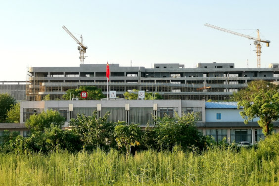 In an industrial park outside the central Chinese city of Wuhan, the site of chipmaker HSMC is now populated only by several idle cranes and three buildings in various stages of construction. Photo: VCG