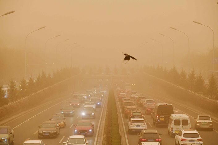 A sandstorm smothers Beijing Monday morning. Photo: VCG