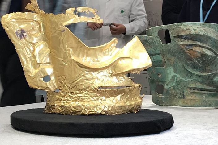 A recently unearthed gold mask sits on display Saturday at the Sanxingdui archeological site. Photo: Wang Mingping/Red Star News/VCG