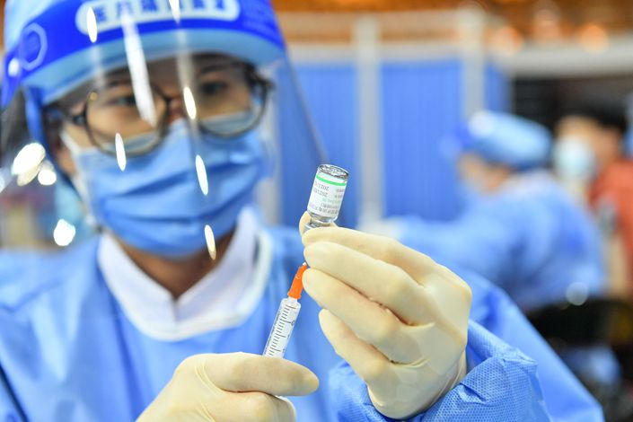 A medical worker prepares a vaccine shot on March 23 at a campus of the Beijing Institute of Technology in the capital. Photo: The Paper