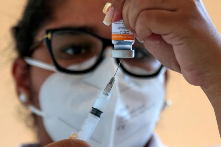 A medical worker prepares a dose of a Chinese-made Covid-19 vaccine on March 31 in Rio de Janeiro. Photo: VCG