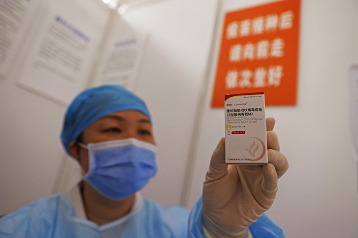 A medical worker holds up a vaccine in Shanghai's suburban Jiading district on May 18. Photo: VCG