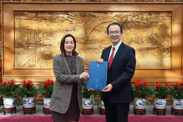 Irit Ben Abba (left), the new Israeli ambassador to China, met with Hong Lei, Director of the Protocol Department of the Ministry of Foreign Affairs of China, and submitted a copy of her credentials in February.