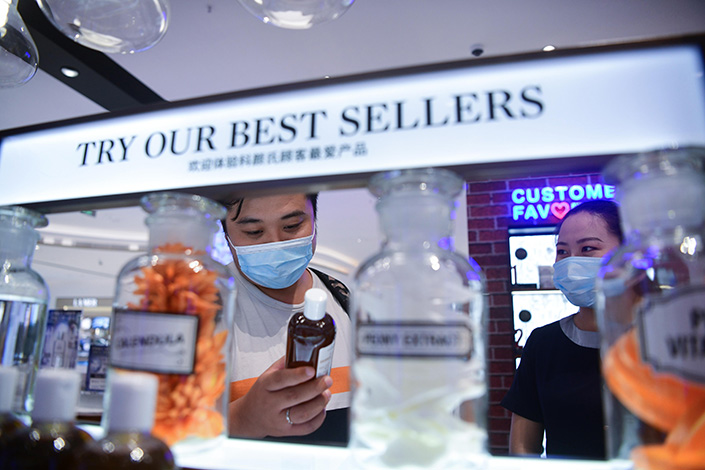 Tourists shop at a duty-free store in Sanya, Hainan province, on May 9. Photo: VCG