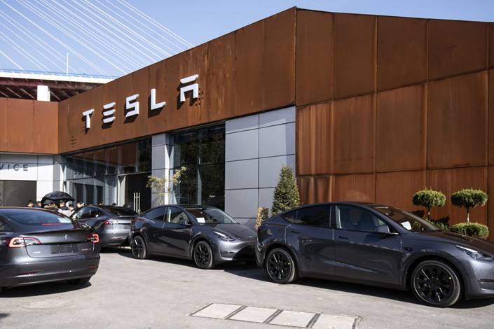 Tesla Model Y electric vehicles outside the automaker's showroom in Shanghai on Jan. 8. Photo: Bloomberg