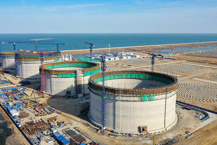 A large-scale LNG membrane tank in the northern city of Tianjin on June 7. Photo: VCG