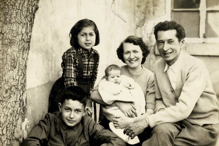 Léon Hoa (right) and his family pose for photos in Wuliangda Hutong, Beijing, in 1954.