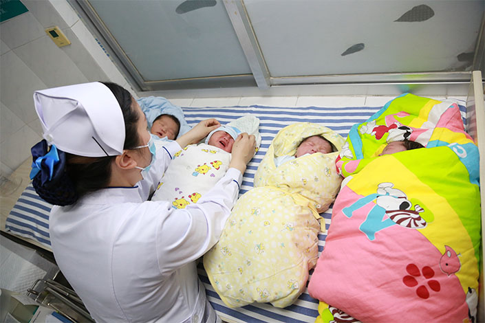 A nurse is taking care of infants in First People's Hospital in Xiangyang, Central China's Hubei province, on February 12. Photo: VCG