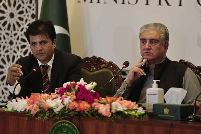 Pakistani Foreign Minister Shah Mahmood Qureshi (right) and a top official at the country's counter-terrorism department speak Thursday at a press conference in Islamabad about July’s  bus bombing that killed nine Chinese nationals. Photo: VCG