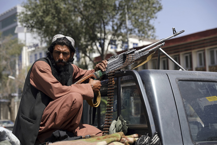 A Taliban fighter patrols near the Afghan presidential palace, in Kabul, Afghanistan, on Monday. Photo: VCG