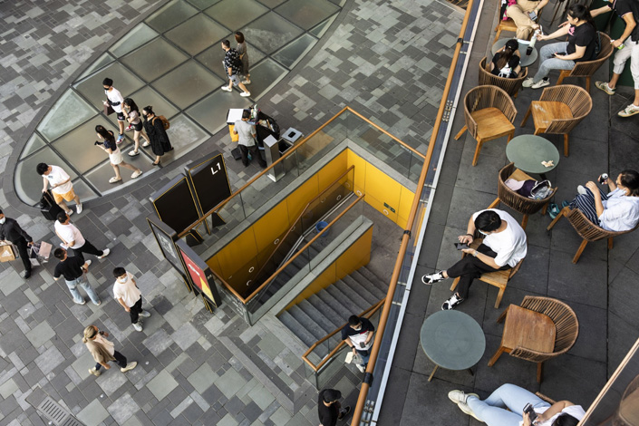 Shoppers in an upscale retail area in Beijing on Aug. 25. Photo: Bloomberg
