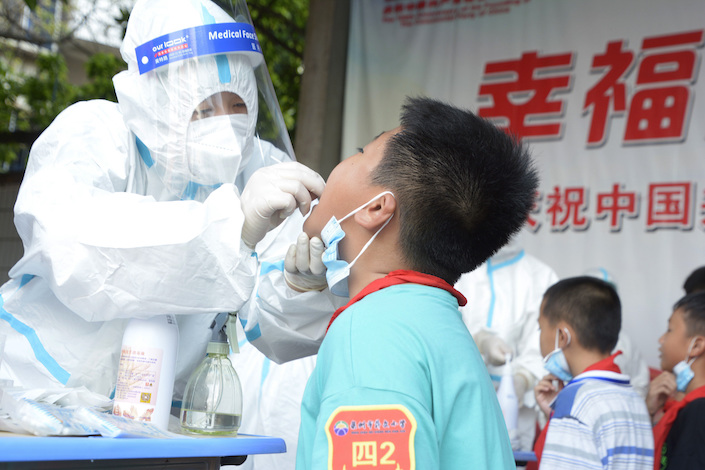 Students in Quanzhou are tested for Covid-19.