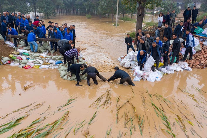 COALEmbankments are reinforced to cope with flood peaks in Yuncheng city, Shanxi Province. Photo: Bloomberg