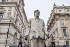 英首相雕像遭抗议者“泼石油”