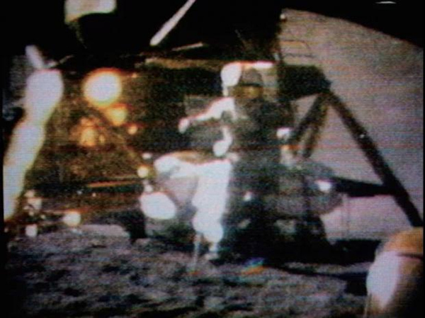 宇航员戴维·斯科特在月球上为数百万的电视观众演示锤子和羽毛实验。