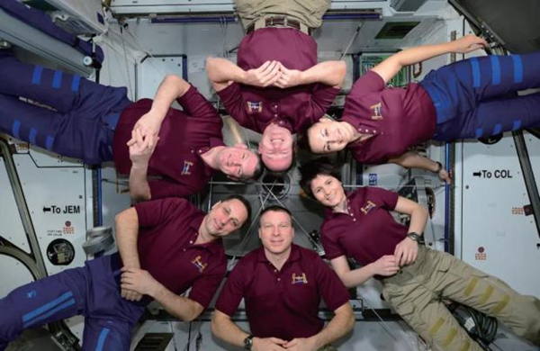 国际空间站的宇航员们在共同体验零重力的过程中拉近了彼此的距离。失重一开始是很好玩，但其实也会有诸多不便。