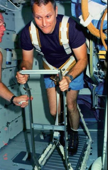 空间站中的宇航员必须坚持每天锻炼几小时，以避免肌肉萎缩和骨质流失。