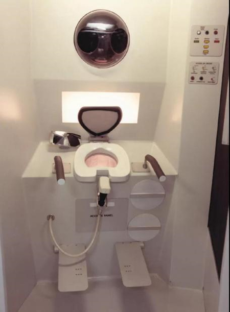 这款零重力厕所样机和WCS类似。使用气流将排泄物吸入一次性容器中干燥。不幸的是，WCS里的粪便因为过于干燥，最后会呈片状脱落，在太空舱里四处飘荡。而宇航员们又喜欢用花生互弹对方，所以他们只能凭味道分辨出到底是花生还是粪便碎片。