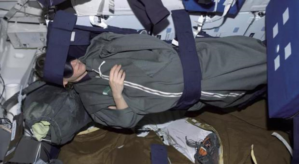 没有床，人们往往难以安睡。宇航员们睡在系绳睡袋或吊床袋里，吊床袋通常垂直地（相对于“地板”而言）绑在墙上，因为这样占用的空间更少，而且身体也感觉不出方向。有些太空船上有铺位，宇航员可以在“上铺”或“下铺”睡觉，床板在零重力下不会感觉到那么硬。平均说来，宇航员在太空中的睡眠时间比在地球上少1个小时。