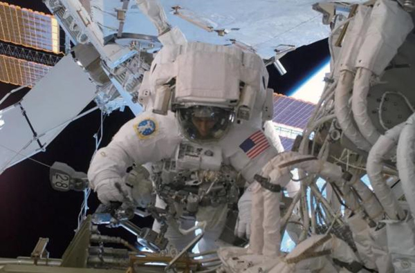 2007年1月，美国宇航员苏尼塔·L.威廉姆斯（SunitaL.Williams）在国际空间站参与了一次舱外活动任务。在7小时的任务中，威廉姆斯为其中一个模块重新配置了冷却回路，重新布置了电气连接，并在撤回后固定了P6桁架的右舷散热器。