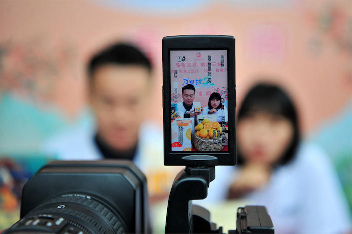 　Vendors sell agricultural products online through livestreaming.