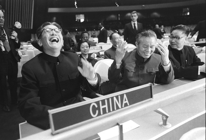 Chinese delegates enjoy the welcome to their new seats at the United Nations in New York on Nov. 15, 1971. Photo: VCG