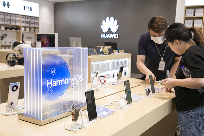 A customer checks out a smartphone equipped with HarmonyOS operating system in a Huawei store in Shanghai on July 28. Photo: VCG