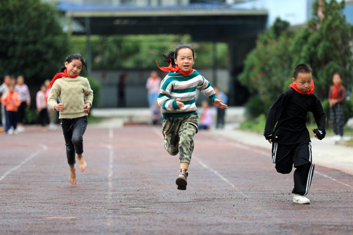 Pupils compete in a 50-meter race in Southwest China’s Guizhou province on Tuesday. Photo: VCG