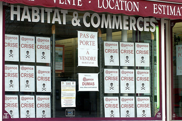A real estate agency that closed down due to the financial crisis in January 2009 in Valance, France. Photo: VCG