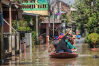 印尼暴雨导致洪灾 民众乘船撤离